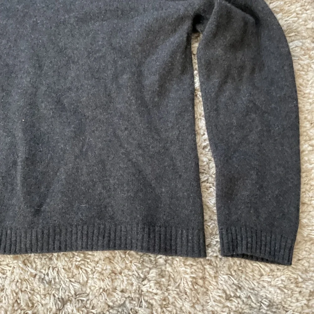 Banana Republic Cashmere Sweater Mens Medium Charcoal Grey V-Neck Long‎ Sleeve